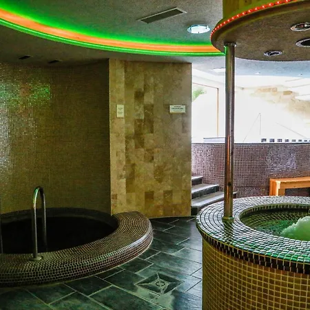 Erdospuszta Club Fenyves 4* דברצן